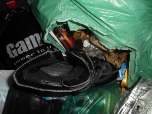 Müll0215 120.jpg (554.96 KiB) 9562 mal betrachtet Süße Mädelsfüße haben in diesen Stiefelchen "gewirkt".