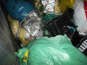 Müll0215 121.jpg (580.2 KiB) 10070 mal betrachtet Ich überwand mich und ließ die süßen Stiefelchen im Müllcontainer weil ich wusste, dass ich am nächsten Tag sie wieder "besuchen" konnte.