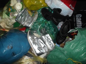 Müll0215 122.jpg (5.59 MiB) 9562 mal betrachtet Ich war gespannt, ob jemand so erbarmungslos sein würde, die süßen Girlystiefelchen "einzumüllen".