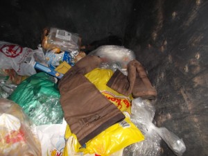 Müll0215 123.jpg (542.06 KiB) 9562 mal betrachtet Oft getragene und innen herrlich duftende Stiefel tief unten im Müllcontainer gefunden.