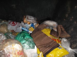 Müll0215 124.jpg (507.56 KiB) 9562 mal betrachtet Noch seehr viel Platz für "frischen" Müll!