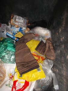 Müll0215 126.jpg (591.15 KiB) 9562 mal betrachtet Mit etwas Mühe holte ich die Stiefel gleich raus. Später hat sich Tamara diese Stiefel "gekrallt", denn sie meinte, bis zum nahen Saisonende, könnten sie noch von ihr getragen werden.