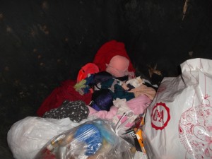 Müll0215 127.jpg (482.07 KiB) 10070 mal betrachtet In einem benachbarten Müllcontainer blickte ich auf eine ganze "Landschaft" auf geiler Mädelswäsche, die auf dem siffigen Tonnenboden lag.