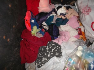 Müll0215 128.jpg (550.23 KiB) 10070 mal betrachtet Unmengen geilster Tangas, BHs und Nylons hatte eine junge Frau -vermutlich aus einem Mülleimer - lose in den Müllcontainer ausgeleert.