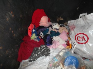 Müll0215 129.jpg (501.75 KiB) 10070 mal betrachtet Glücklicherweise war es schon spät am Abend und ich konnte ungestört die vielen geilen Sachen retten - eine halbe Stunde Arbeit mit steigender Erregung über den geilen Fund, der fast einen großen blauen Müllsack füllte. Obwohl die Wäsche schon ziemlich nach Müll roch, erbarmten sich "meine" Mädels und die Sachen kamen in die Waschmaschine und wider Erwarten dürfen sie nun den Körper von Laura "dienen". Eine sehr geile Vorstellung!