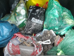Müll0215 136.jpg (599.85 KiB) 10070 mal betrachtet Wo waren die Stiefelchen abgeblieben? Im Müll wühlen brachte keinen Erfolg; auch in den Nachbarcontainern nicht!