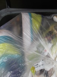 Sogar durch den Küchenmüllbeutel konnte man es erkennen, dass die Sohle im Fersenbereich nicht einmal ansatzweise schief gelaufen war.