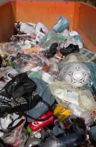 Luzifer01 046.jpg (312.59 KiB) 10519 mal betrachtet Lieblos wieder hinein geschmissen, lagen die "Shox" nun wieder im Müllcontainer.