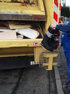 Eine in Deutschland nicht unbekannte Schönheit aus dem Showbiz drückte dem Chef ihre alten (?) Moonboots in die Hand, damit die &quot;sicher&quot; entsorgt werden.
