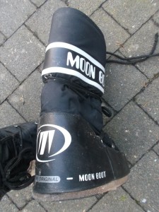 Wie diese Moonboots sich wohl in einer (unserer) Mülltonne &quot;machen&quot; würden? Ich finde, die gehören noch viel gemeiner behandelt!