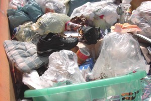 Luzifer01 049.jpg (303.54 KiB) 10266 mal betrachtet Die heiße Sommersonne schien auf die "Shox" und der Müll fing an sich zu zersetzen mit einem erbärmlichen Gestank.