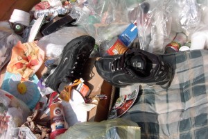 Luzifer01 050.jpg (266.88 KiB) 10535 mal betrachtet Jetzt entdeckte ich ein kleines Loch, was der kleine Zeh der Frau beim Tragen reingerissen hatte, aber deswegen diese geilen "Shox" wegschmeißen?