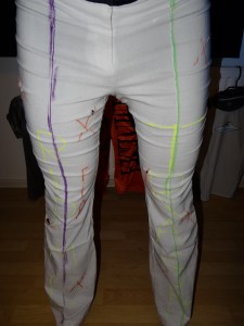 weiße Hose angezogen