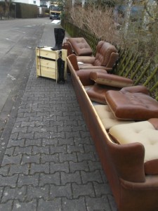 Müll0315 001.jpg (599.32 KiB) 6715 mal betrachtet Da wartete einiges an Arbeit auf die Orangenen Engel!