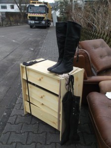 Müll0315 003.jpg (527.62 KiB) 6934 mal betrachtet Ob die Sperrmüllabfuhr sich solch eine Frechheit bieten lassen würde: einen vollen schweren Schuhschrank?!