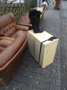 Müll0315 005.jpg (506.72 KiB) 6680 mal betrachtet Die Rückwand beulte sich nach außen so vollgestopft mit ausrangierten Schuhen und Stiefeln war dieser Schuhschrank!