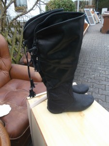 Müll0315 006.jpg (539.19 KiB) 6934 mal betrachtet So süße geile Stiefel nur noch wenige Augenblicke vor ihrer Entsorgung!