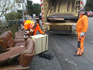 Müll0315 007.jpg (499.79 KiB) 6957 mal betrachtet Während der eine Orangene Engel schon bei der Arbeit ist, hat der andere entgeistert das eine Stiefelpaar vom Schuhschrank "runtergewischt" und erkannt, dass der Schrank vollgestopft wurde.