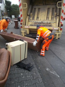 Müll0315 008.jpg (442.62 KiB) 6957 mal betrachtet Also erst mal die großen Teile einladen.