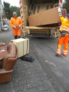 Müll0315 009.jpg (443.44 KiB) 6957 mal betrachtet Oha, der eine Orangene Engel schien sich nun den Schuhschrank schnappen zu wollen?!