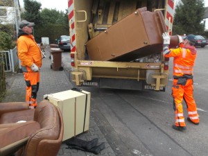 Müll0315 010.jpg (419.24 KiB) 6708 mal betrachtet Doch wohl besser nachher gemeinsam einladen, sonst fällt vielleicht noch der "ganze Scheiß" auf die Straße, wenn das alte Ding nicht mehr zusammenhält.