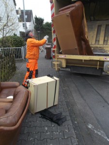 Müll0315 011.jpg (563.45 KiB) 6957 mal betrachtet Also wenn selbst solch ein XXL-Sofa vom Pressmüllauto gefressen werden kann ...!