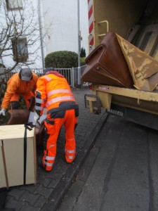 Müll0315 012.jpg (538.22 KiB) 6957 mal betrachtet Die Couch im "Todeskampf" und gleich den Sessel noch dazu.
