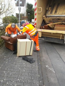 Müll0315 013.jpg (512.96 KiB) 6712 mal betrachtet Auch noch den letzten Sessel "rein ins Vergnügen"!