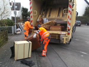 Müll0315 014.jpg (477.55 KiB) 6957 mal betrachtet Aus der XXL-Couch wurde nun sozusagen "XS-Pressmüll". Grins!