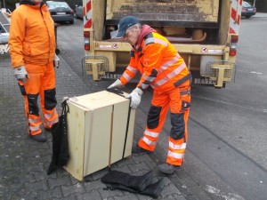 Müll0315 015a.jpg (482.13 KiB) 6623 mal betrachtet Nur einen kurzen Augenblick überlegen, wie man das wacklige vollgestopfte Teil "sicher" zum Müllauto schleppen kann.