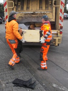 Müll0315 016.jpg (473.76 KiB) 6868 mal betrachtet Nur die geübten Griffe der Müllwerker und die stramm geknoteten Strumpfhosen verhinderten ein Herausbrechen der Hinterplatte - und die Tatsache, dass das Müllauto noch etwas rückwärts ran gefahren ist an den zu ladenden Sperrmüll.