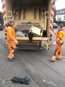 Müll0315 017.jpg (503.44 KiB) 6619 mal betrachtet Noch hatte das Pressschild den Schuhschrank nicht gepackt und dennoch ging der Schrank nun endgültig "aus dem Leim".