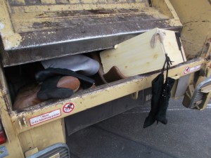 Müll0315 019.jpg (422.67 KiB) 6623 mal betrachtet Noch schnell die verloren auf der Straße liegenden Stiefel in die Müllschüttung geschleudert, bevor das Pressschild "zu macht".