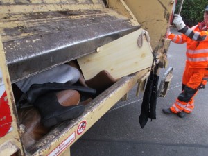 Müll0315 020.jpg (452.01 KiB) 6619 mal betrachtet Und schon fings an zu knirschen.