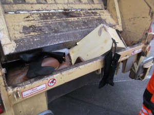 Müll0315 021.jpg (6.76 MiB) 6868 mal betrachtet Bevor der Schuhschrank total zerbarst, drückte ihn das Pressschild erst mal tiefer in die Müllschüttung.