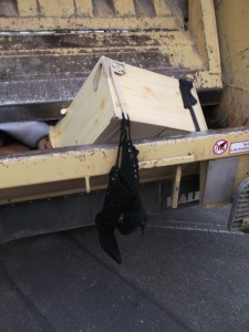 Müll0315 022.jpg (493.33 KiB) 6619 mal betrachtet Ich bangte ein wenig, ob nicht doch noch beim Zermalmen des Schuhschranks, ein Teil des "ganzen Scheiß'" auf die Straße plumpsen würde?!