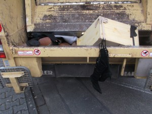 Müll0315 023.jpg (423.94 KiB) 6868 mal betrachtet Die schönen weichen Wildlederstiefel taten noch so "unbeteiligt", aber auch hier galt: Mitgegangen - mitgehangen!