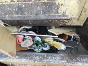 Der Schuhschrank hatte sich nun endgültig in seine Einzelteile zerlegt.