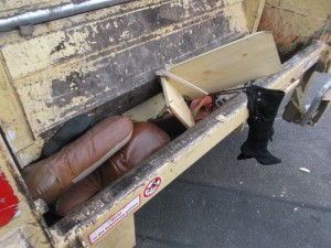 Die Nylon hält immer noch &quot;tapfer&quot; die ebenfalls für den Müll bestimmten Wildlederstiefel &quot;fest im Griff&quot;!