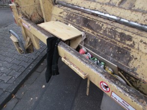 Der Schuhschrank dürfte nun samt Inhalt keine Probleme mehr bereiten. Hehe!