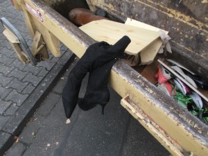 Auch die weichen Wildlederstiefel wurden nun &quot;ihrem Schicksal zugeführt&quot;.