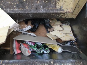 Müll0315 034.jpg (549.21 KiB) 15965 mal betrachtet Aus dem Schuhschrank und Anjas Schuhen und Stiefeln wurde "Pressmüll".