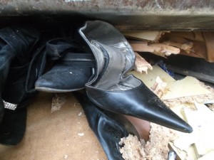 Müll0315 036.jpg (495.24 KiB) 15600 mal betrachtet Keine Gnade für alte "Schätzchen"! Da sollten ja eh keine zarten Frauenfüße mehr rein!