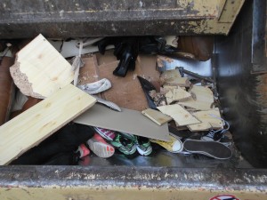 Müll0315 037.jpg (7.33 MiB) 15594 mal betrachtet Die arme Nylon versucht immer noch tapfer einen Schrank zusammen zu halten, der schon gar nicht mehr existiert. Hihi!