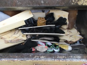 Müll0315 041.jpg (468.63 KiB) 15594 mal betrachtet Ein bissel kann man noch die "Ordnung" im Schuhschrank erkennen. Aber nicht mehr lange!