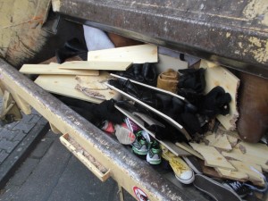 Müll0315 042.jpg (615.7 KiB) 15609 mal betrachtet Eine zugegebenermaßen sehr brutale Art und Weise einen Schuhschrank "auszuräumen". Hehe!