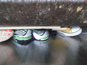 Viele Matratzen, Lumpen, Schuhe und Polstermöbel sorgen immer für eine blank gewischte Müllschüttung, in welcher sich ihre &quot;Opfer&quot; noch ein letztes mal spiegeln können.