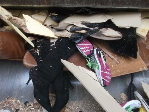 Ein Tipp: Achtet nicht so sehr auf die vermüllten Wildlederstiefel, sondern auf die zermalmten und platt gepressten Sneakers Stiefel und die nicht mal mehr einen Zentimeter &quot;hohen&quot; Ballerinas.