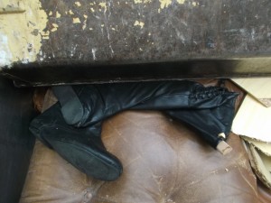 Auch diese Stiefel hatte es &quot;voll erwischt&quot; und dementsprechend waren sie genauso platt wie die gepressten Ballerinas!