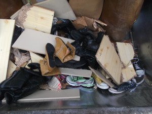 Anjas Plan war aufgegangen: Ein klappriger Schuhschrank und ein Haufen ihrer alten Schuhe und Stiefel war nun nicht mehr ihr Problem!